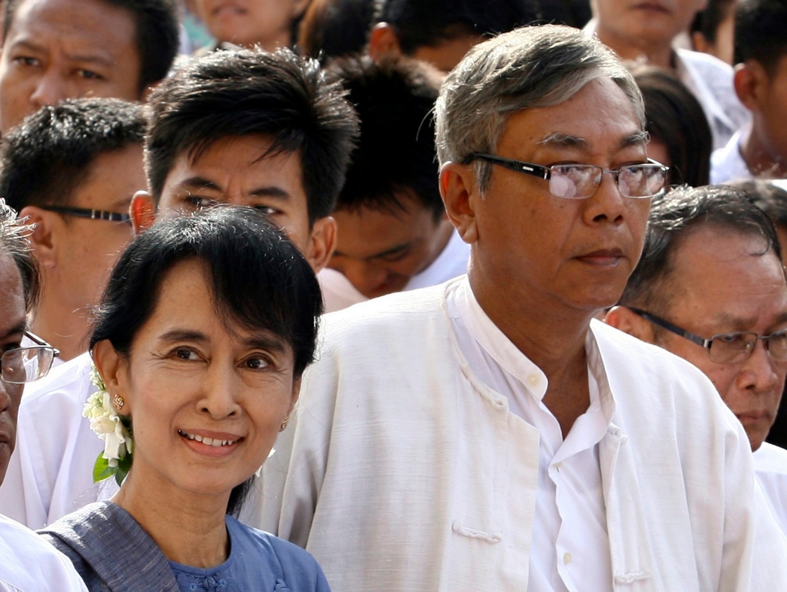 epa05203888 A picture made available on 10 March 2016 shows Htin Kyaw (R) and Myanmar democracy leader Aung San Suu Kyi (L) visit ShweMawDaw pagoda in Bago, Myanmar, 14 August 2011. Myanmar's National League for Democracy party put forward its nominations for president on 10 March 2016, four months after a landslide election victory, and confirming that its leader Aung San Suu Kyi will not hold the post. A close advisor to Suu Kyi, Htin Kyaw, is the NLD's nominee from the lower house (Pyithu Hluttaw), making him a favorite to become president in a vote expected next week. He is the son of a prominent poet, as well as being Suu Kyi's former classmate and chauffeur, and had been widely tipped as a candidate for the top post  EPA/NYEIN CHAN NAING MYANMAR PRESIDENT NOMINATION