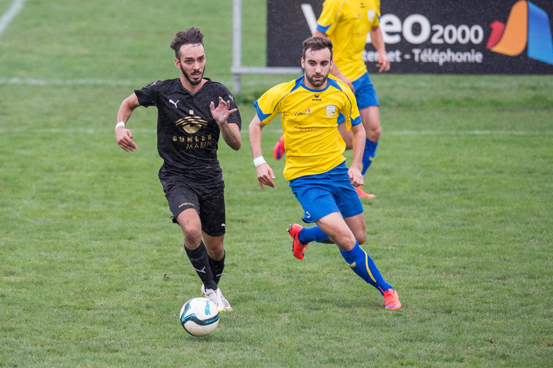 Football 2e ligue : FC Le Landeron - FC Corcelles 

A gauche en noir Karim Cito (9) et en jaune a droite Ian Scapuso (3)



Le Landeron, le 12.09.2015

Photo : Lucas Vuitel FOOTBALL