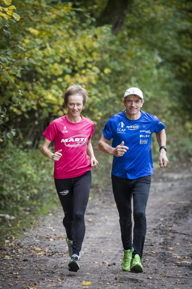 Christian Fatton et sa femme Julia Fatton courent ensemble dans la foret pres de Noiraigue 

Noiraigue, le 11.10.2015, Photo : Lucas Vuitel