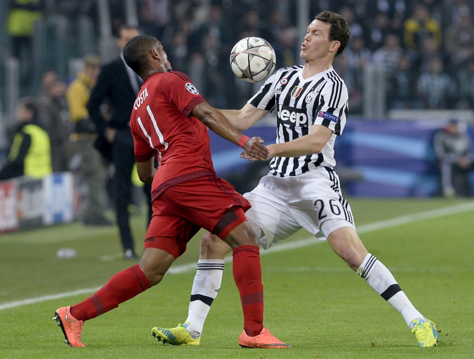 Bayern's Douglas Costa, left, faces Juventus' Stephan Lichtsteiner during the Champions League, round of 16, first-leg soccer match between Juventus and Bayern Munich at the Juventus stadium in Turin, Italy, Tuesday, Feb. 23, 2016. (AP Photo/Massimo Pinca) FUSSBALL CL JUVENTUS BAYERN