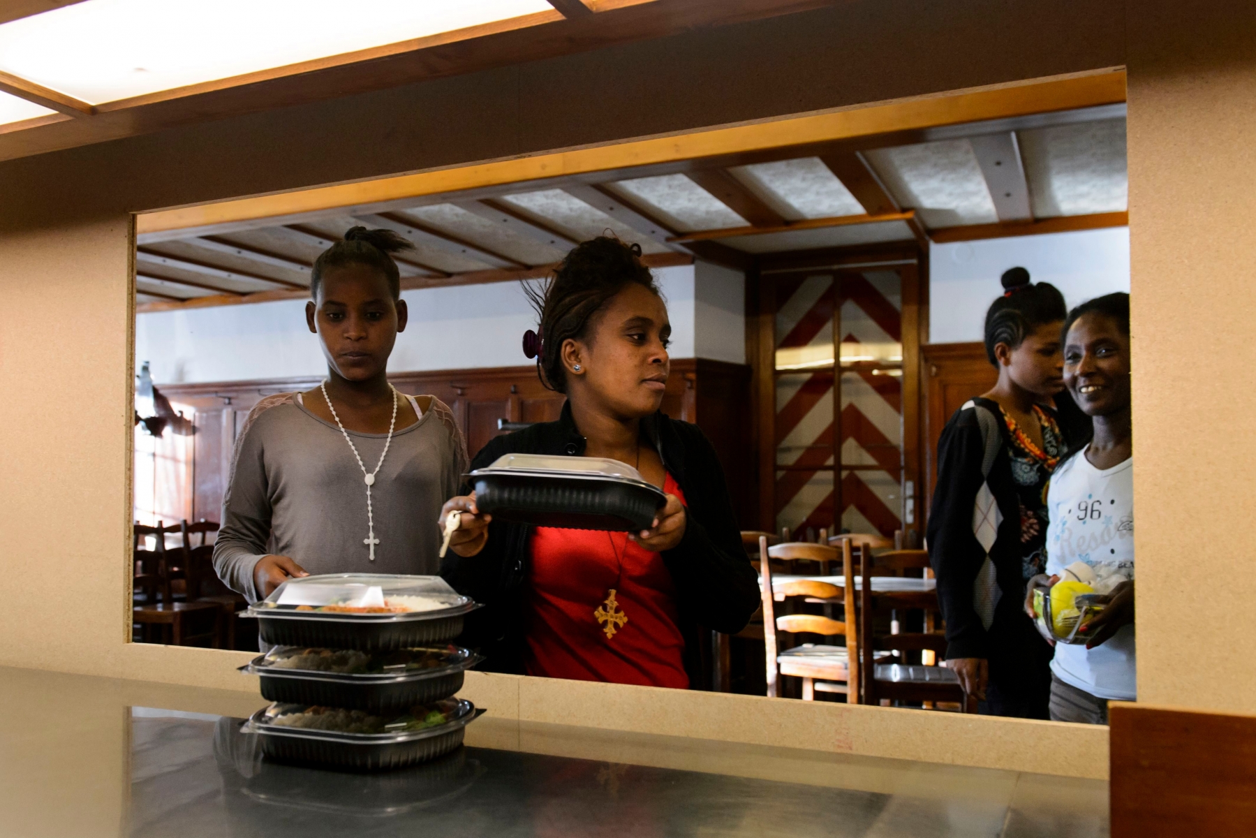 Des migrants, ici des femmes erythreennes, prennent le repas du soir pour la premiere fois dans la salle a manger de la cuisine de l'Auberge du Chalet-a-Gobet, transforme pour quelques mois par l'EVAM en centre d'accueil pour migrants ce jeudi 24 septembre 2015 a Lausanne. Afin de contribuer a faire face a l'afflux de migrants, la Ville de Lausanne met a la disposition de l'EVAM (Eablissement vaudois d'accueil des migrants), l'Auberge du Chalet-a-Gobet pour une duree de quelques mois. (KEYSTONE/Jean-Christophe Bott) SCHWEIZ ASYLPOLITIK WAADT