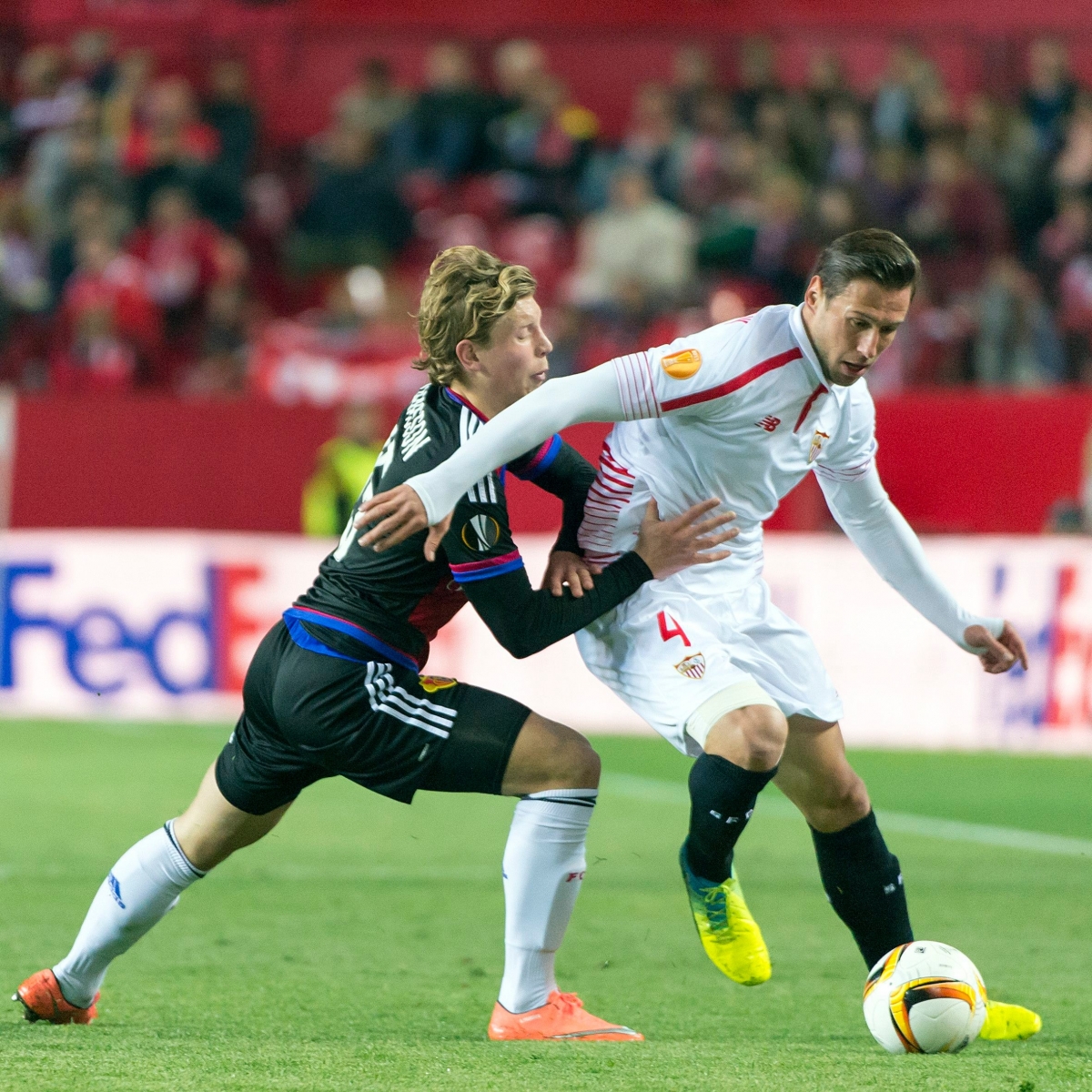 Basel's Alexander Fransson, left, fights for the ball against Sevilla's Grzegorz Krychowiak, right, during the UEFA Europa League Round of 16 second leg soccer match between Spain's Sevilla Futbol Club and Switzerland's FC Basel 1893 at the Ramon Sanchez Pizjuan stadium in Sevilla, Spain, on Thursday, March 17, 2016. (KEYSTONE/Georgios Kefalas) SPAIN SOCCER EUROPA LEAGUE SEVILLA BASEL