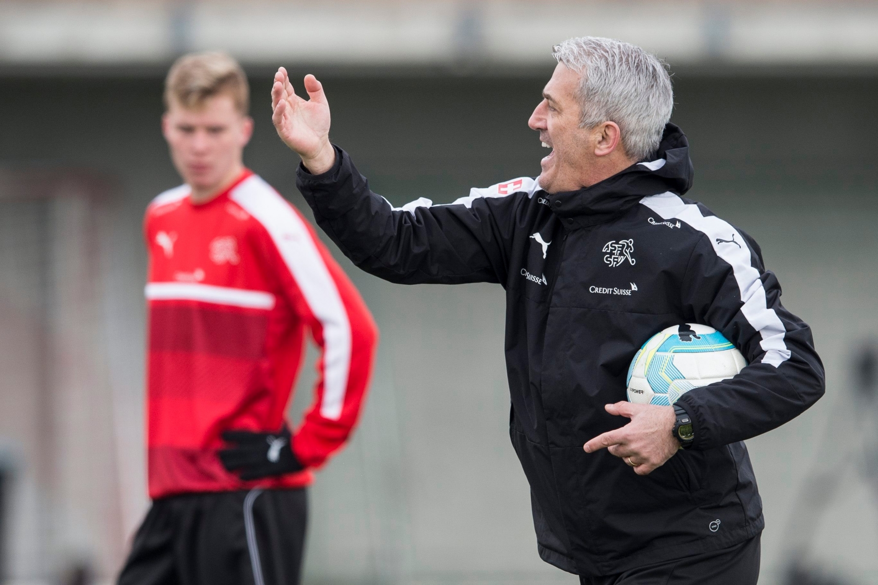 Trainer Vladimir Petkovic, rechts, waehrend dem Training der Schweizer Fussball A-Nationalmannschaft am Mittwoch, 23. Maerz 2016, in Feusisberg. Die Schweiz tritt am Freitag zu einem EM-Testspiel gegen Irland an, am kommenden Dienstag empfaengt die SFV-Auswahl in Zuerich Bosnien-Herzegowina. (KEYSTONE/Ennio Leanza) SCHWEIZ FUSSBALL NATIONALMANNSCHAFT TRAINING