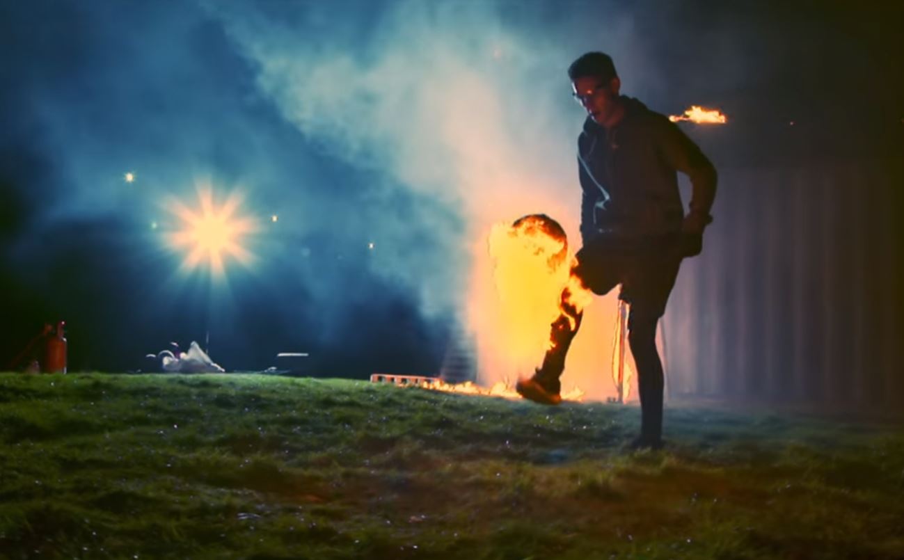 Jongler avec un ballon en feu? Ne tentez pas l'expérience chez vous!