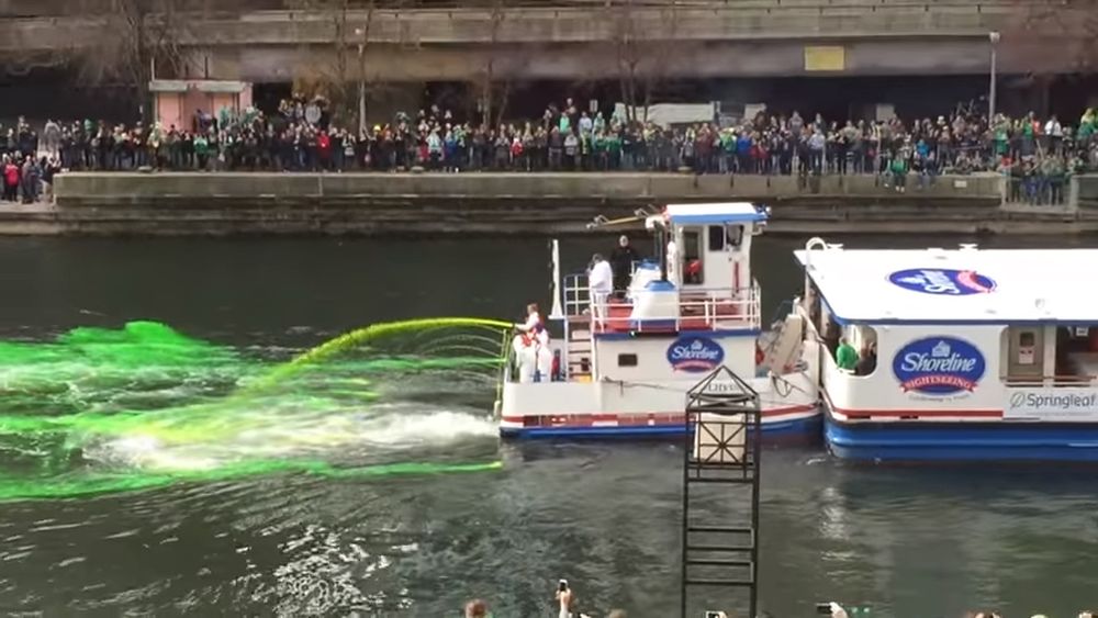 Une semaine avant la fête de la Saint-Patrick, les eaux de la Chicago River virent au vert.