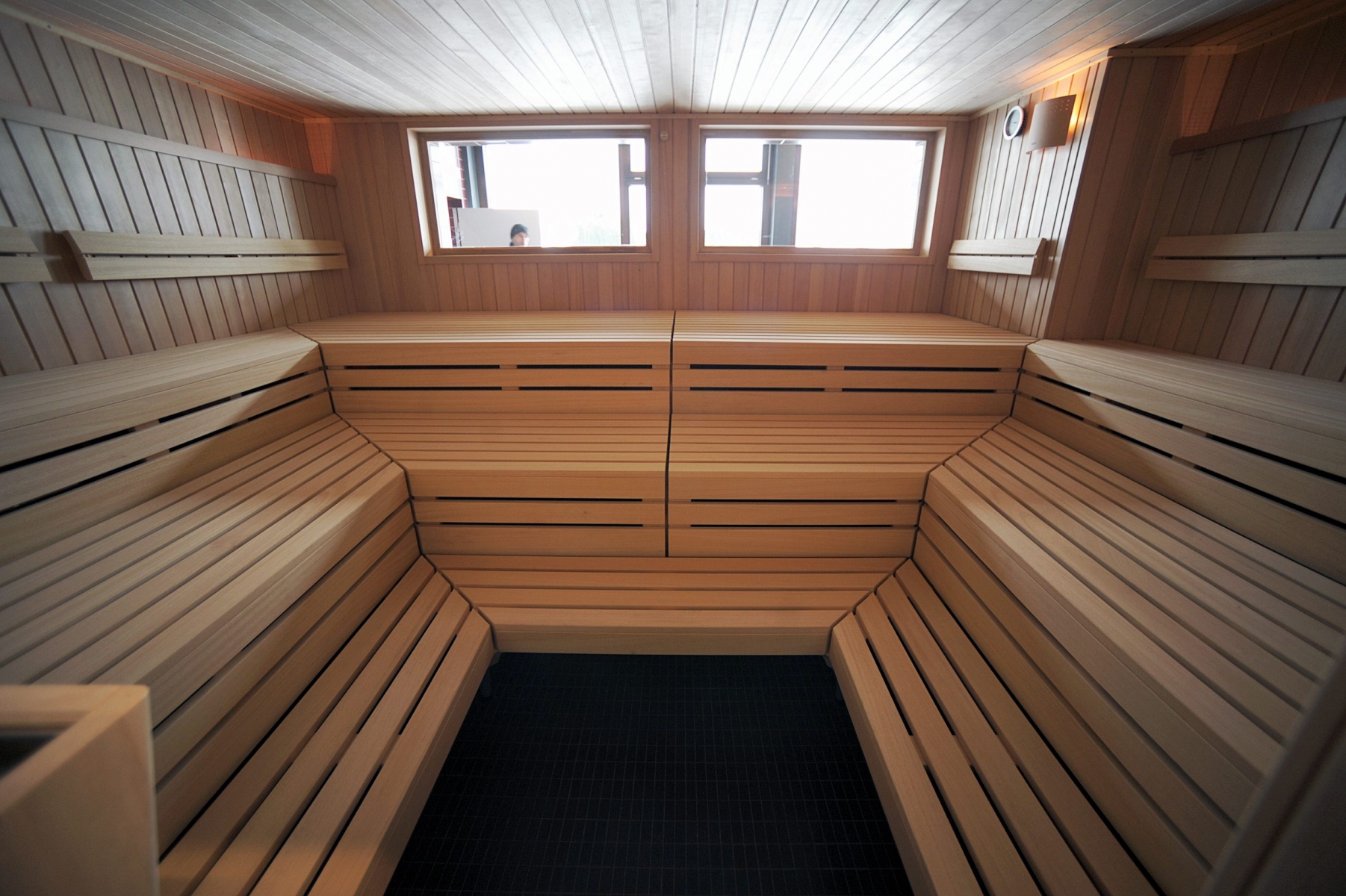 Le sauna de la piscine des Arêtes à La Chaux-de-Fonds ne peut pas rivaliser avec les structures dernier cri, comme ici le Centre de loisirs des Franches-Montagnes à Saignelégier.