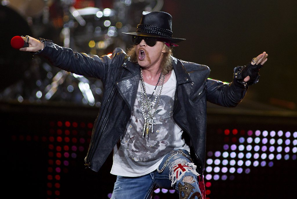 Axl Rose, du groupe Guns N' Roses, va prendre la place de Brian Johnson qui risque de devenir sourd s'il continue à monter sur scène.