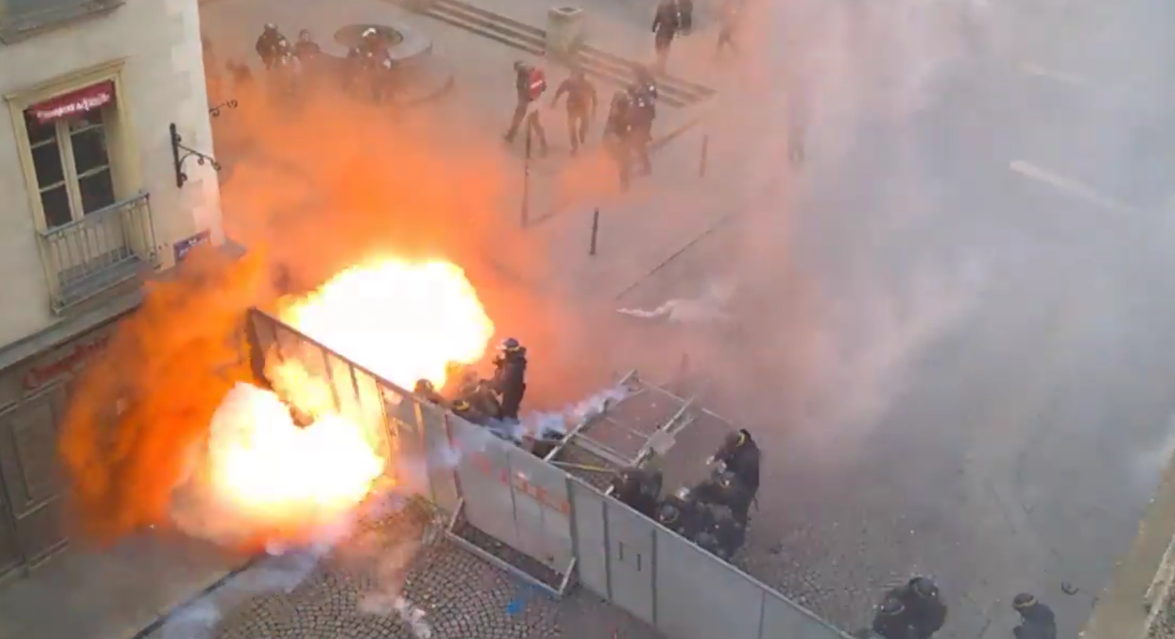 Un explosif a été lancé par les manifestants à la Rue Jaurès à Rennes.