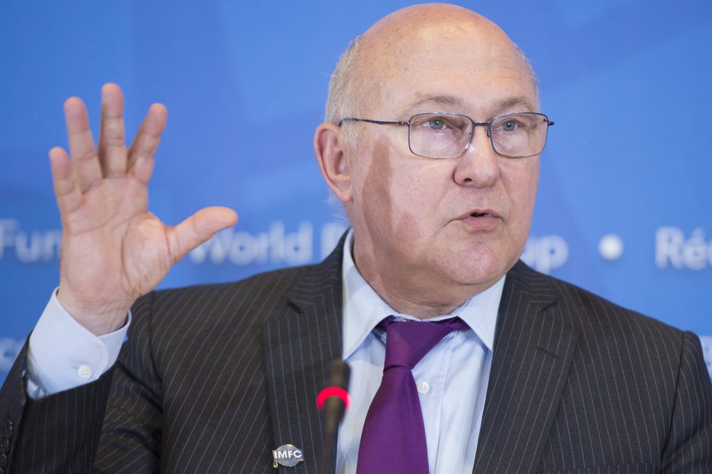 Michel Sapin a été accusé d'avoir "fait claquer l'élastique de la culotte" d'une journaliste lors du Forum économique de Davos.