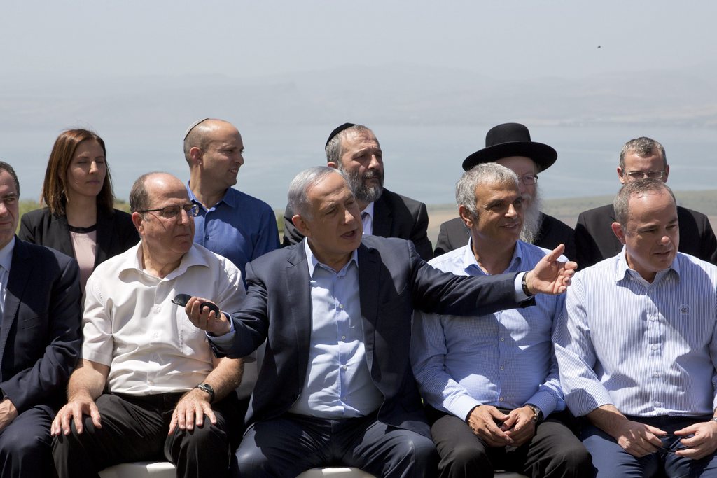 Benjamin Netanyahu, au centre, s'exprimait au début d'un Conseil des ministres hebdomadaire organisé pour la première fois sur le plateau du Golan depuis sa conquête par Israël en 1967.