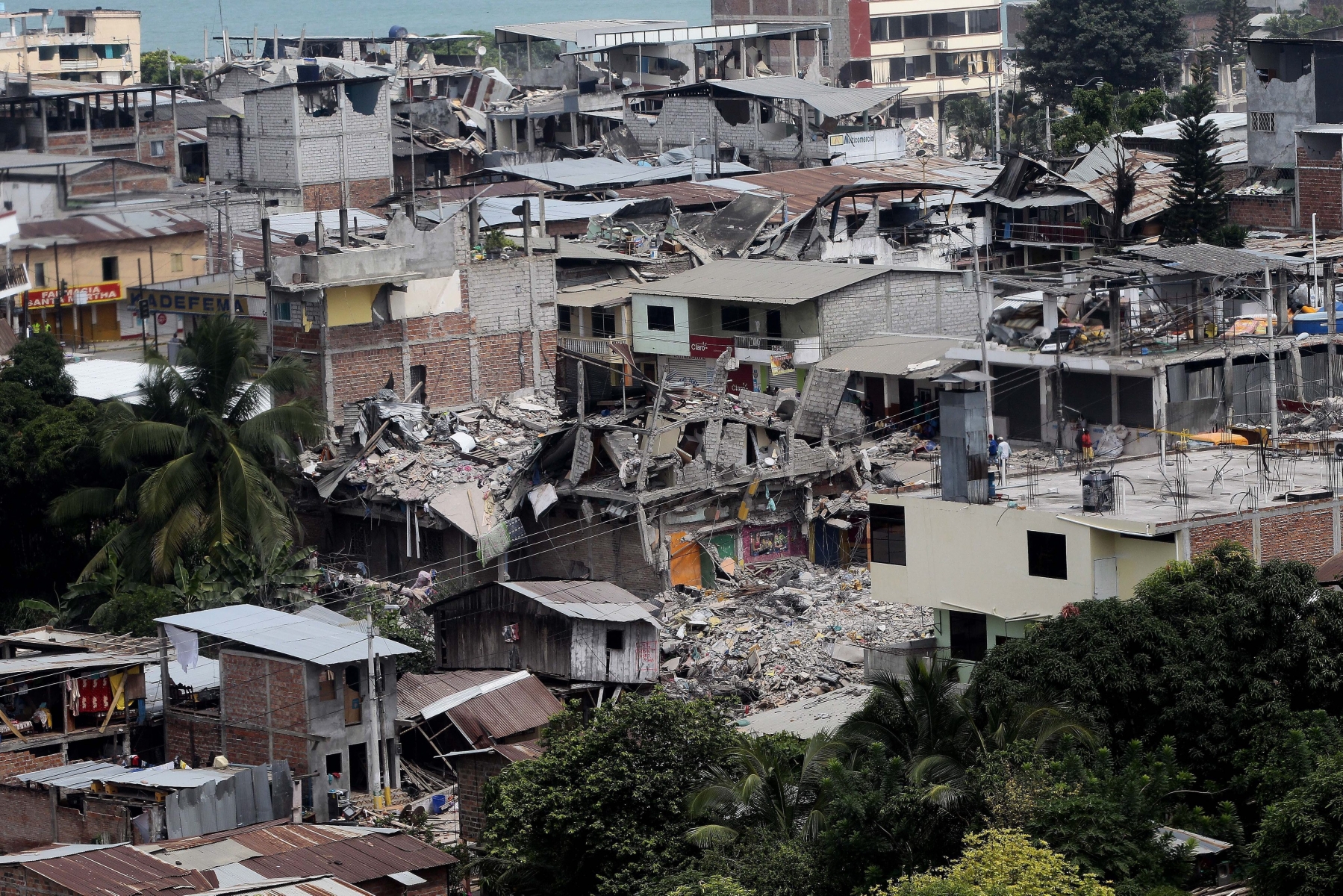 epa05269042 Aerial view of damaged buildings in Pedernales, Ecuador, 20 April 2016, after the 7.8 magnitude earthquake that rattled the country's coast on 16 April. A subsequent 6.1 magnitude earthquake rocked the northern coast of Ecuador early on 20 April.  EPA/JOSE JACOME ECUADOR EARTHQUAKE AFTERMATH