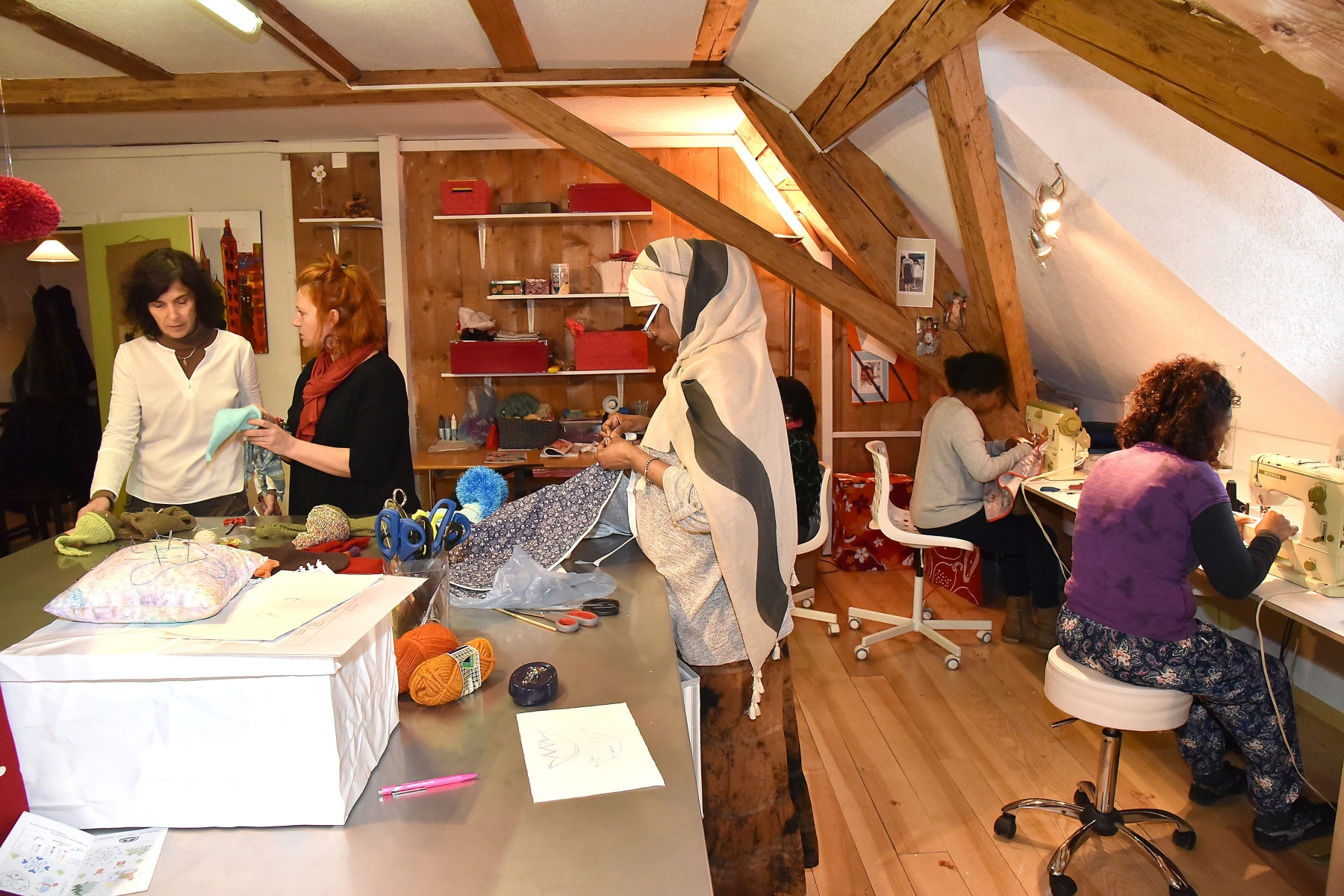 Atelier Fil  unite de reinsertion pour migrantes a gauche la directrice MF Oberbeck et la prof de couture
Fleurier 3 fevrier 2016
Photo R Leuenberger