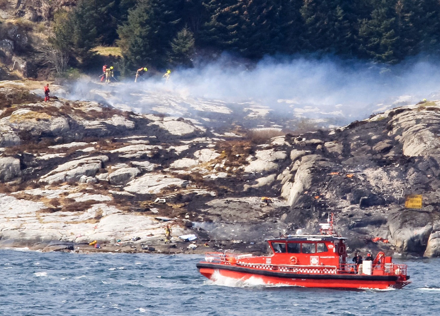 epa05282652 Rescue personnel at land and on the water search near the site of a helicopter crash, west of the Norwegian city of Bergen, 29 April 2016. There have been reportedly 13 people on board the aircraft when it crashed by yet undetermined reason near a small island. The helicopter reportedly was on its way from the Gullfaks oil fields to the city of Bergen.  EPA/RUNE NIELSEN NORWAY OUT NORWAY ACCIDENTS HELICOPTER CRASH