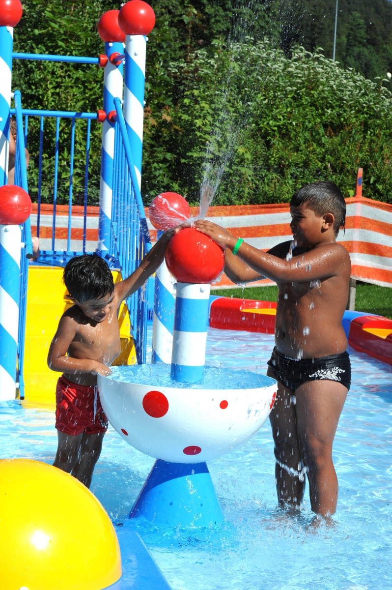 Se rafraichir a tout prix a la piscine



Le Locle 17 aout 2012

Photo R Leuenberger LE LOCLE