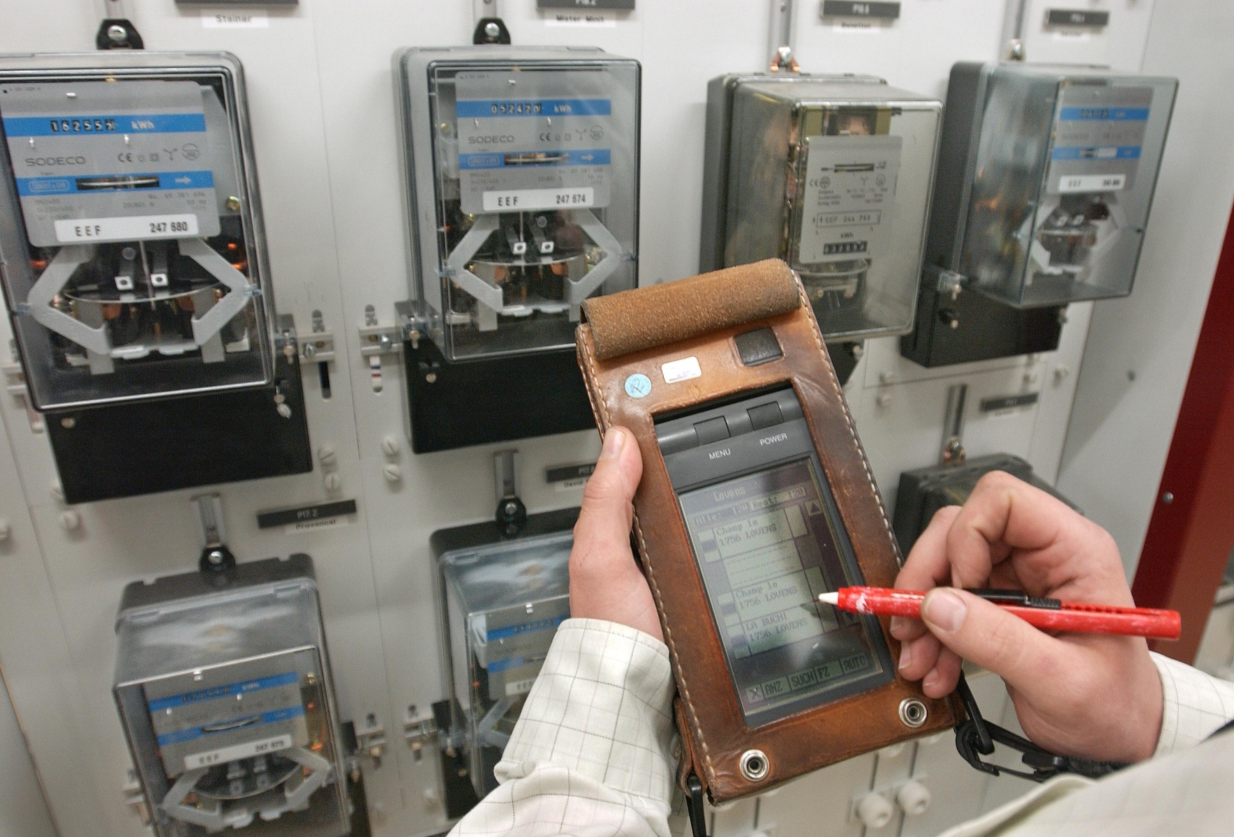 Relevé des compteurs électriques par les EEF. Le nouveau système de facturation de l'électricité n'exige qu'un seul relevé de compteurs par an.

Photo Lib./ Vincent MURITH, Fribourg, 15.04.2003

Lib. 22.04.2003, p.11; 07.02.2013, p.12 Relevé des compteurs EEF