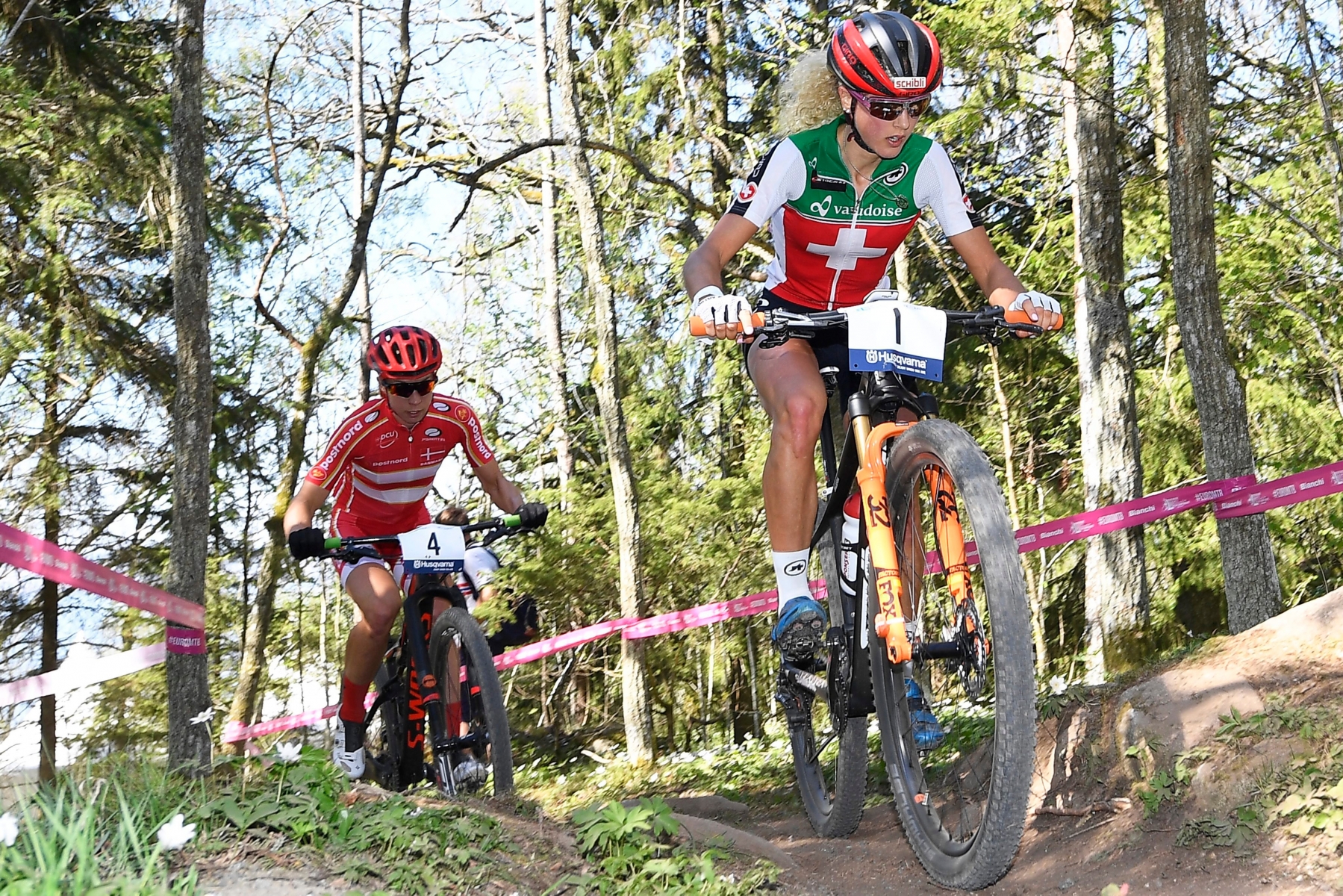 epa05294602 Jolanda Neff (R) of Switzerland and Annika Langvad (L) of Denmark in action during the women's Elite race of the UEC Mountain Bike European Championships in Huskvarna, Sweden, 08 May 2016.  EPA/MIKAEL FRITZON SWEDEN OUT SWEDEN MOUNTAINBIKE EUROPEAN CHAMPIONSHIPS