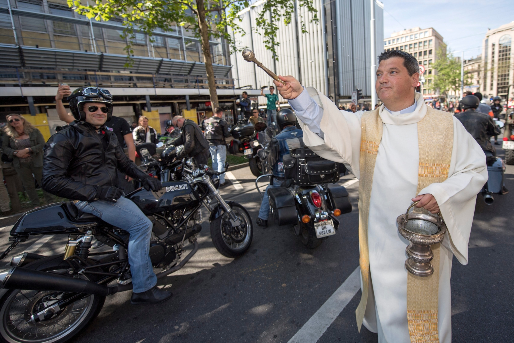 Plusieurs centaines de motards ont participe a la 10eme Benediction des Motards de LÄôAbbe Claude Pauli, qui a officiee la traditionnelle Benediction aux motards et a leurs motos, ce samedi 7 mai 2016 a lÄôeglise St-Joseph a Geneve. (KEYSTONE/Martial Trezzini) SUISSE BENEDICTION MOTARDS MOTOS