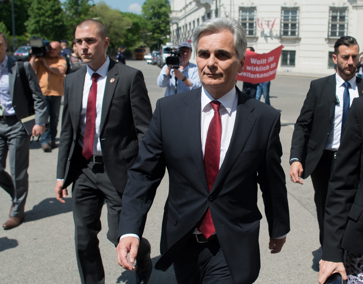 epa05296170 Austrian Chancellor Werner Faymann (C), in Vienna, Austria, 09 May 2016. Feymann handed in his resignation as Chancellor coming after the Social Democratic Party of Austria (SPO) had  poor results in the recent presidential vote, and with calls for the SPO to cooperate with Austrian anti immigration far right parties.  EPA/CHRISTIAN BRUNER AUSTRIA WERNER FEYMANN RESIGNS