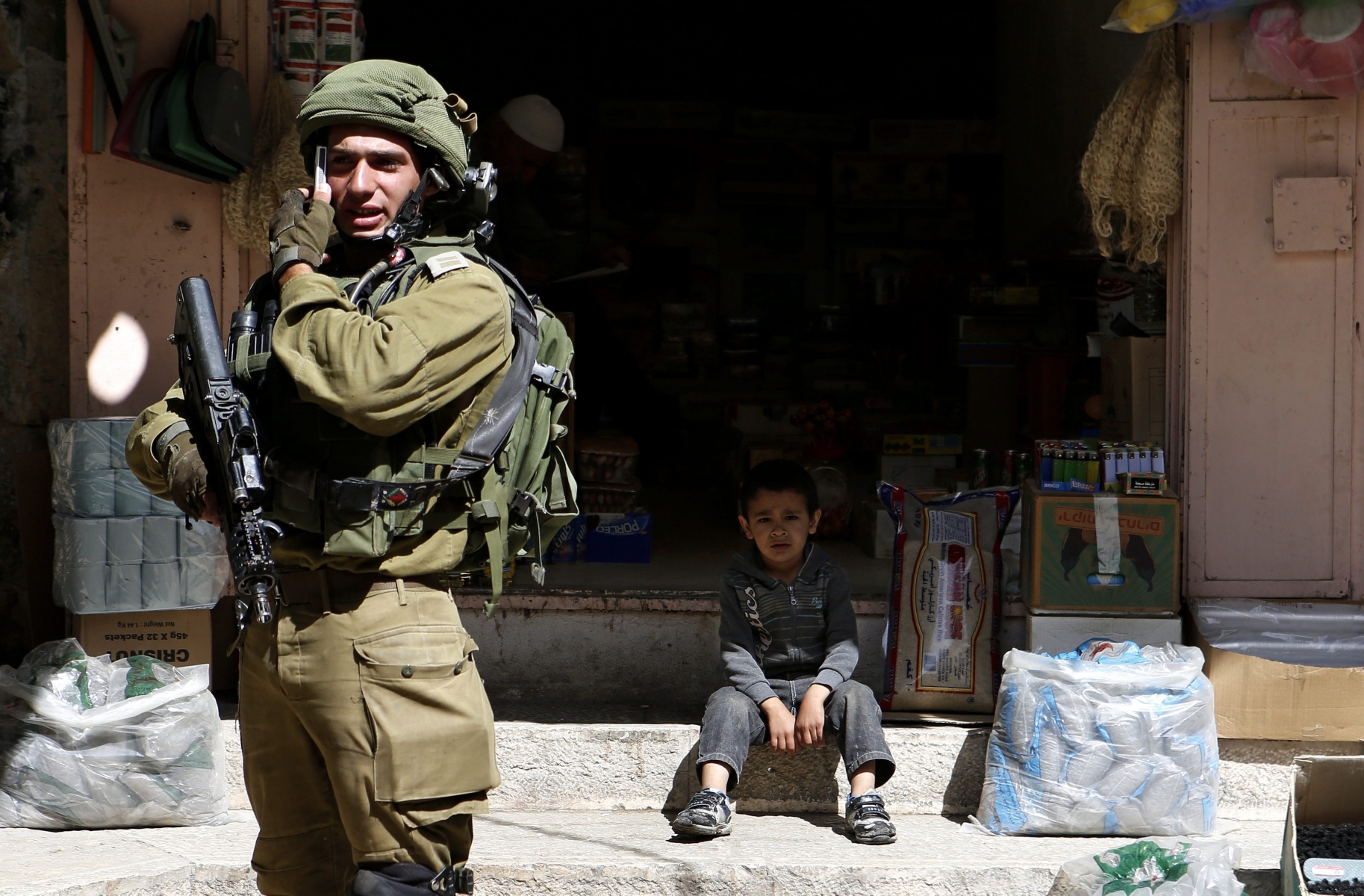 epa05294307 Israeli soldiers on patrol in the Old City in the Old City of Hebron on the West Bank, 08 May 2016.  EPA/ABED AL HASHLAMOUN MIDEAST PALESTINIANS ISRAEL CONFLICT