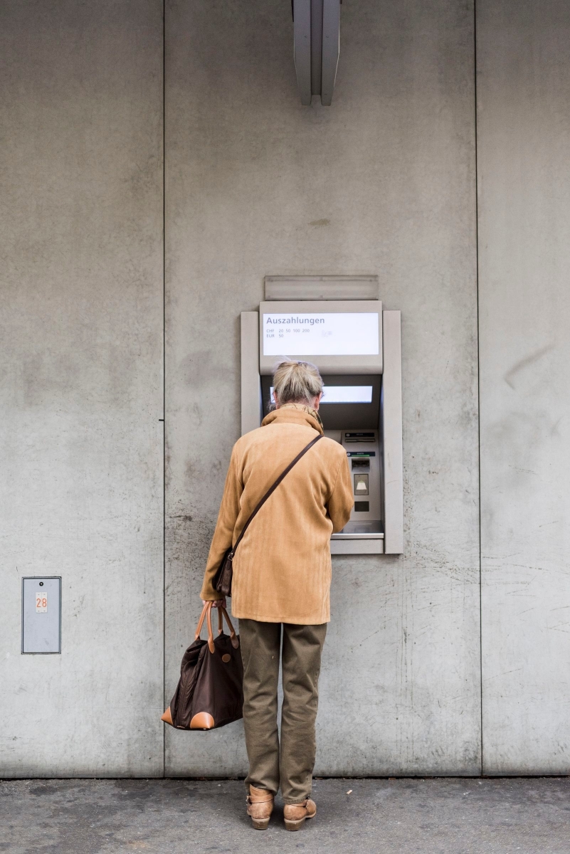 ZUM THEMA GELD STELLEN WIR IHNEN HEUTE, DONNERSTAG, 1. OKTOBER 2015, FOLGENDES NEUES BILDMATERIAL ZUR VERFUEGUNG --- An elderly woman withdraws money from a cash dispenser, photographed in Zurich, Switzerland, on September 22, 2015. (KEYSTONE/Christian Beutler)



Eine aeltere Frau bezieht Geld an einem Bankautomaten, aufgenommen am 22. September 2015 in Zuerich. (KEYSTONE/Christian Beutler) SCHWEIZ GELD