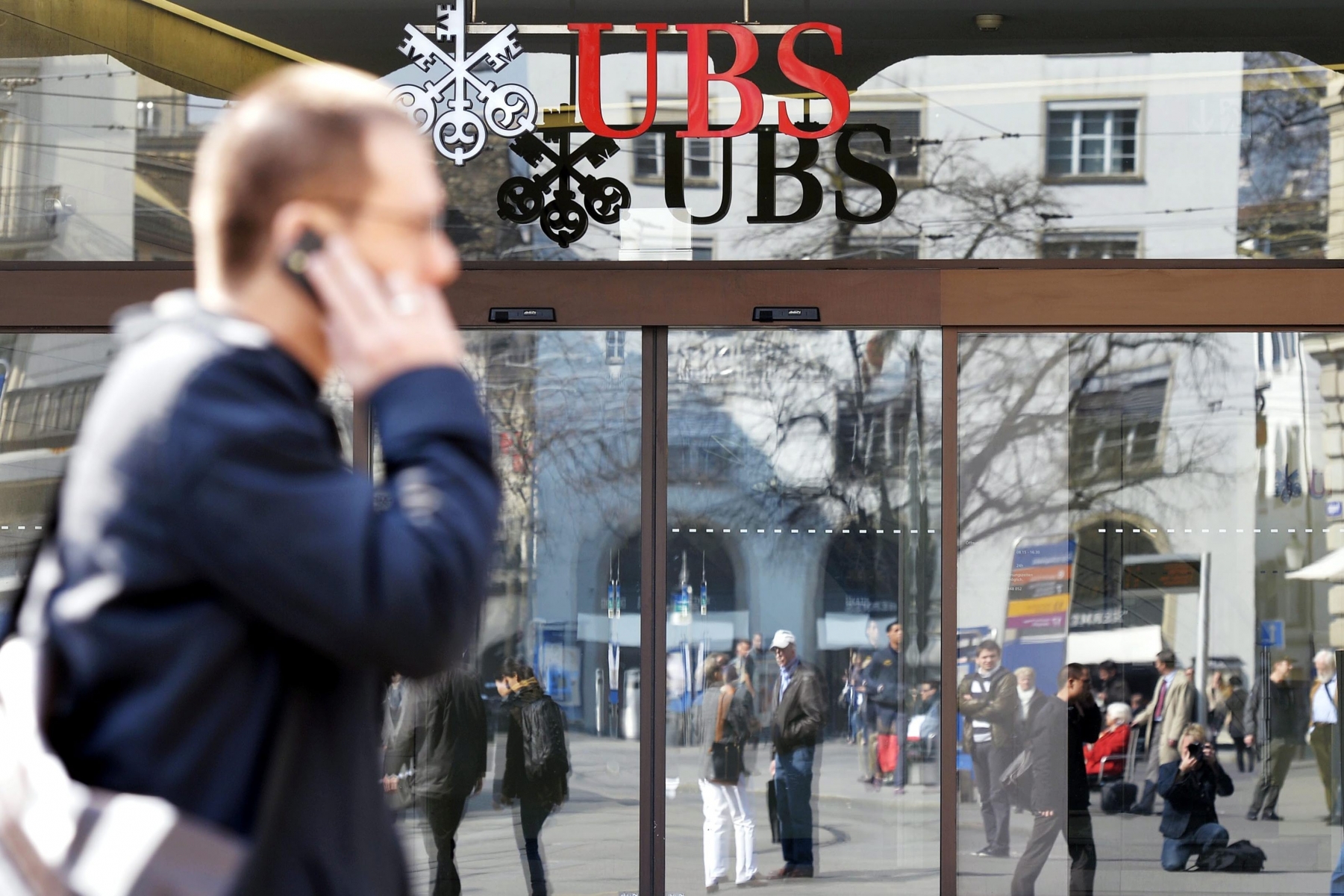 Eingang der UBS am Hauptsitz am Zuercher Paradeplatz am Freitag, 14. Maerz 2014. Die UBS hat die Boni ihrer Konzernleitung fuer 2013 im Vergleich mit dem Vorjahr deutlich erhoeht. Die Entschaedigung der Fuehrung fiel mit 82,4 Millionen Franken um rund 17% hoeher aus als im Vorjahr. (KEYSTONE/Walter Bieri) SCHWEIZ UBS