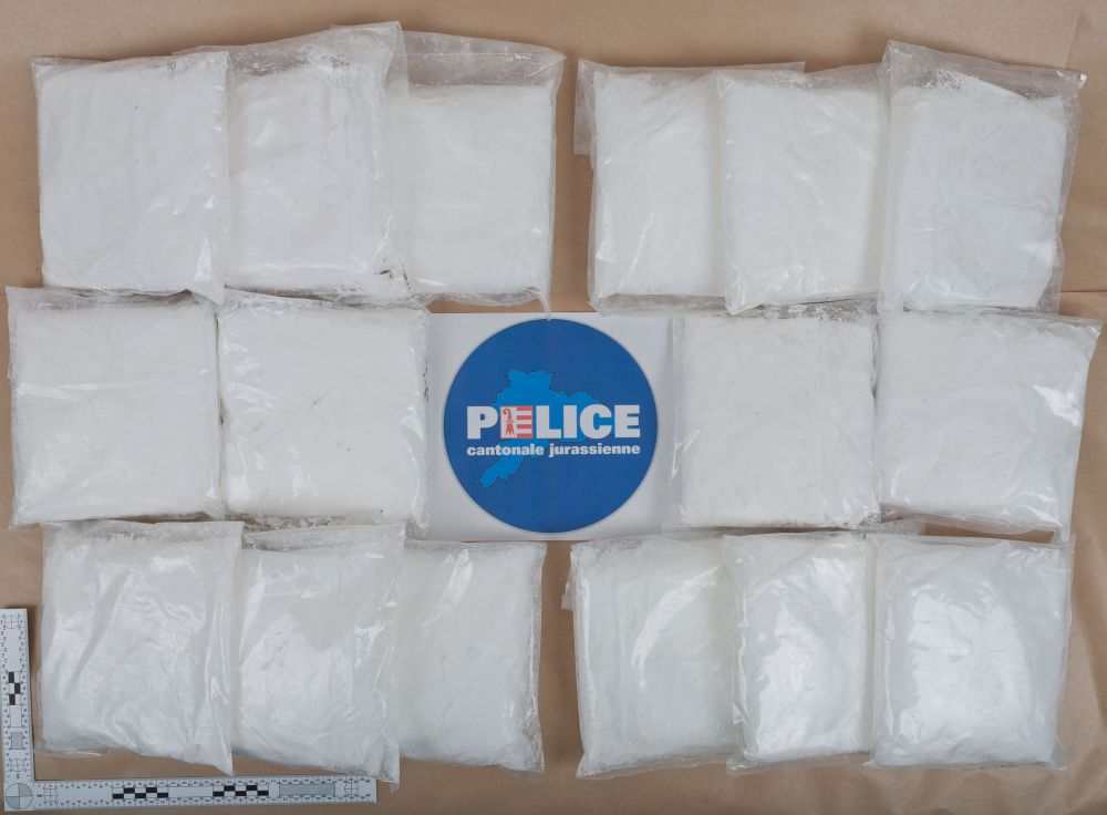 Seize paquets d'un kilo de drogue ont été saisis par les forces de l'ordre. 