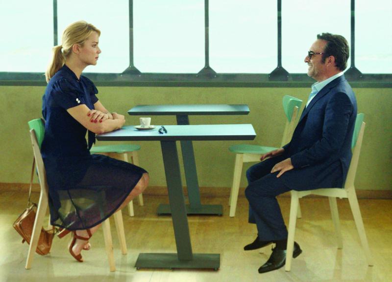 Diane (Virginie Efira) et Alexandre (Jean Dujardin): un premier rendez-vous étonnant. 