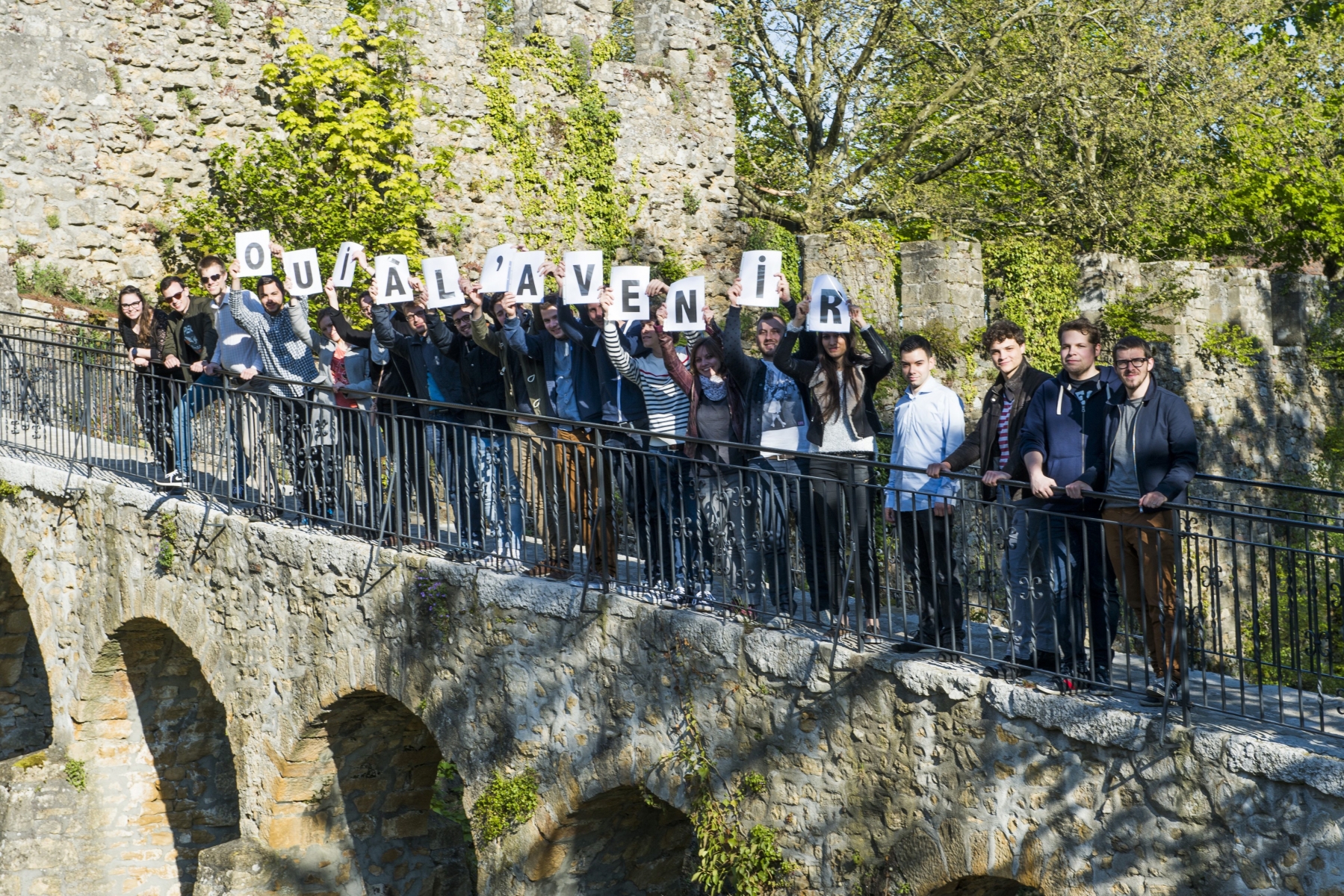 Une délégation des jeunes élus de Corcelles-Cormondrèche, Neuchâtel, Peseux et Valangin manifestant leur soutien pour la fusion des quatre communes.
