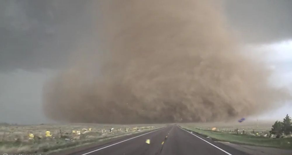 La tornade est si proche que des débris volent à quelques mètres de la voiture.