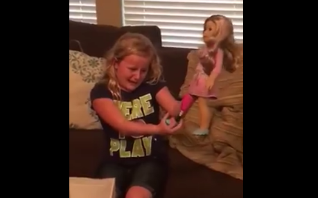 Emma a explosé de joie en découvrant la prothèse de sa poupée.