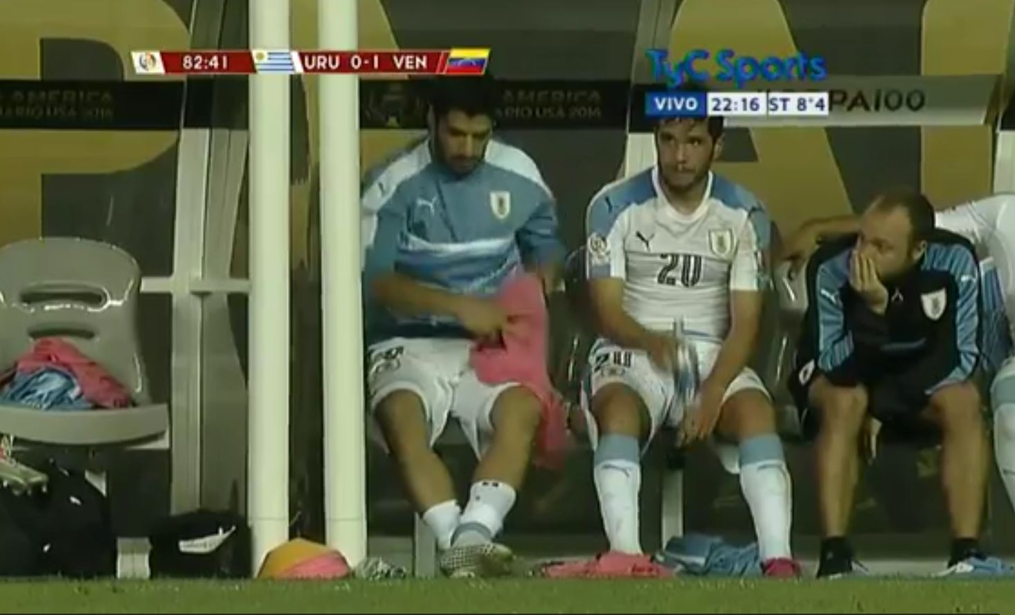 Suarez a jeté sa chasuble, il s'est énervé contre le sélectionneur et a tapé du poing contre le plexiglas du banc uruguayen.