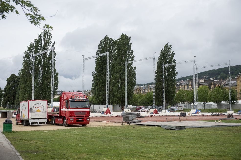 Sur des Jeunes-Rives détrempées, le Chapiteau de Festi'neuch en train de se dresser.