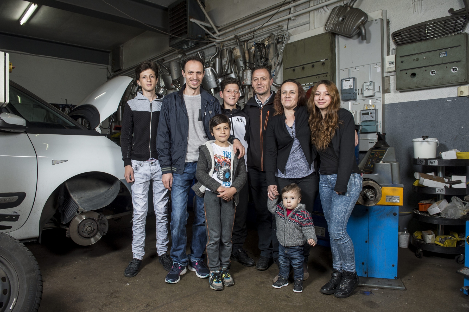 Besnik Fetahu (deuxième depuis la gauche) entouré de sa famille, qui a obtenu la nationalité suisse, alors que lui doit quitter le pays.