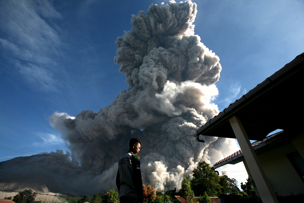 Le volcan s'est réveillé en 2010. Depuis, plusieurs éruptions ont eu lieu, causant la mort de nombreux villageois.