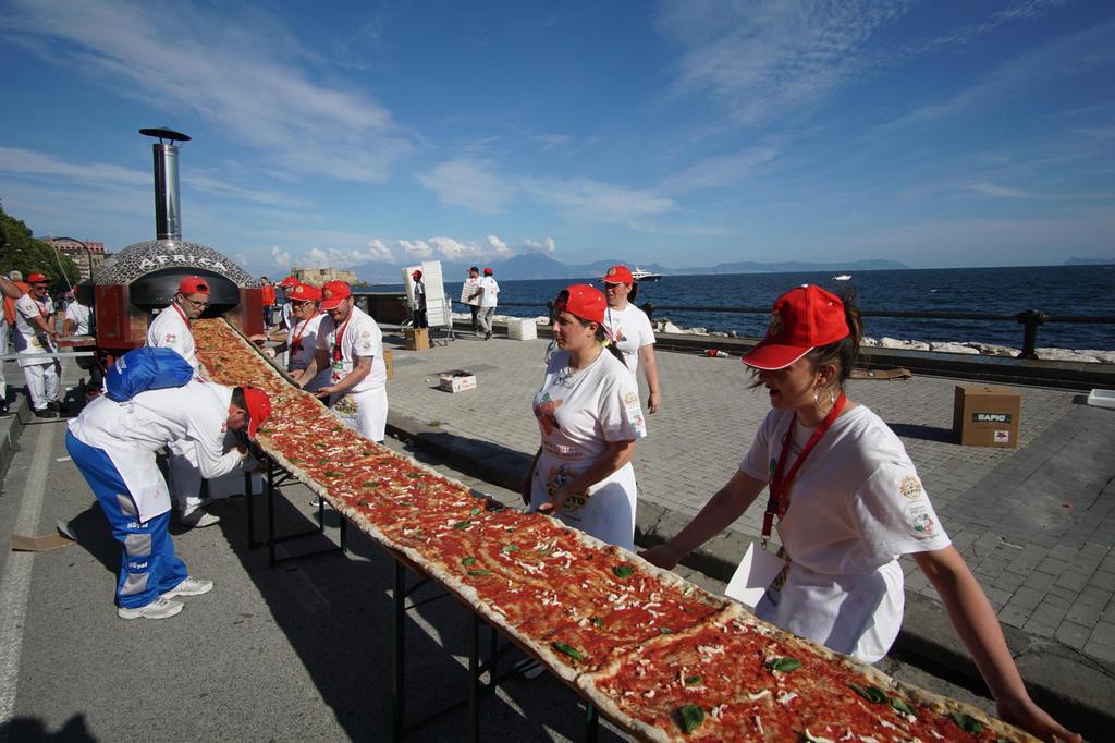 Les Napolitains ont réalisé une pizza de 1858,88 mètres de long, ce qui pulvérise l'ancien record de presque 300 mètres.