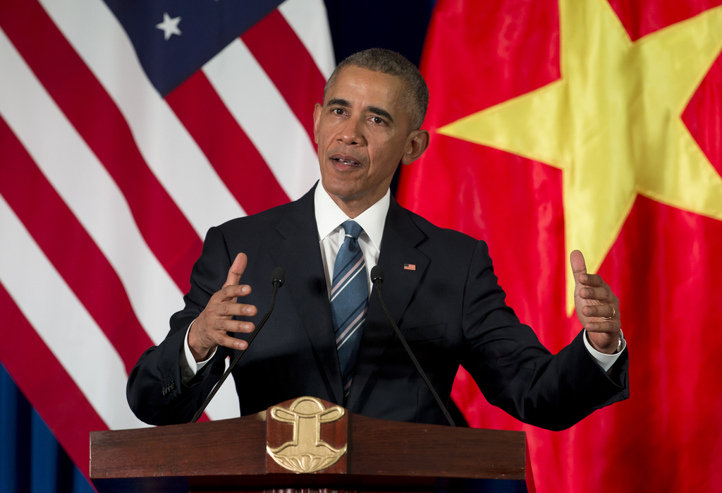 "Les Etats-Unis lèvent l'interdiction", a déclaré M. Obama au cours d'une conférence de presse au premier jour sa visite au Vietnam.