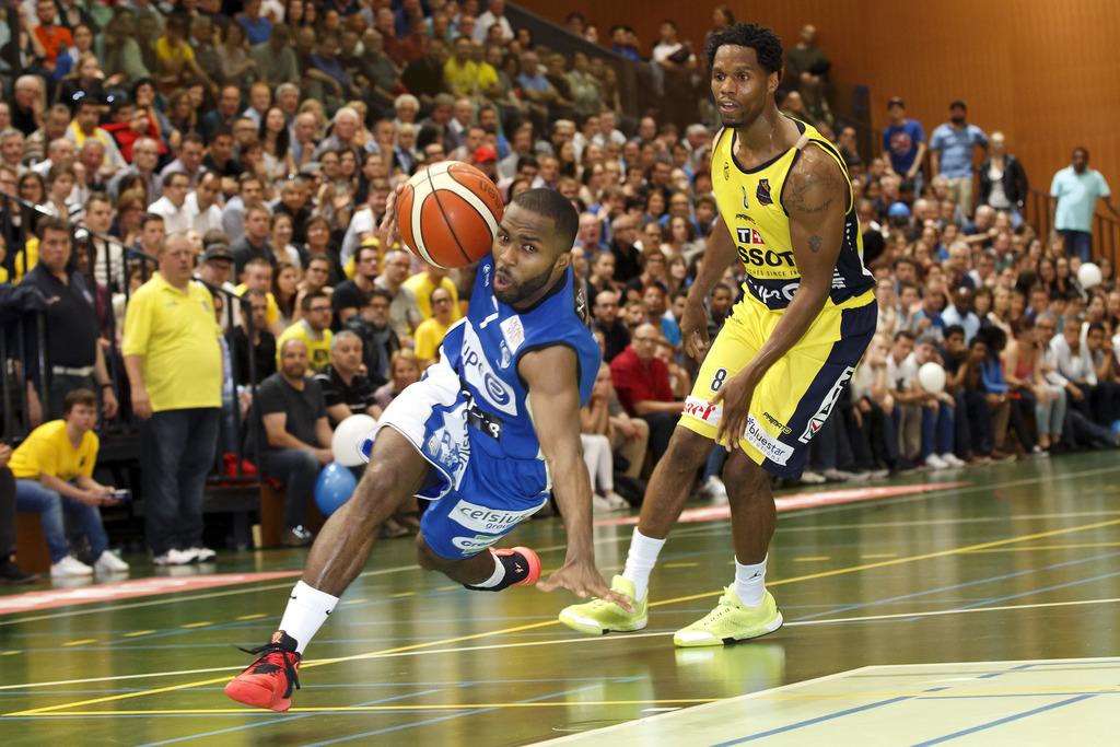 Le joueur de Fribourg Olympic Derek Wright, à gauche, déborde le joueur de Union Neuchâtel Tony Brown, à droite, lors du 6e match de la finale des play-offs de LNA du championnat suisse de basketball.