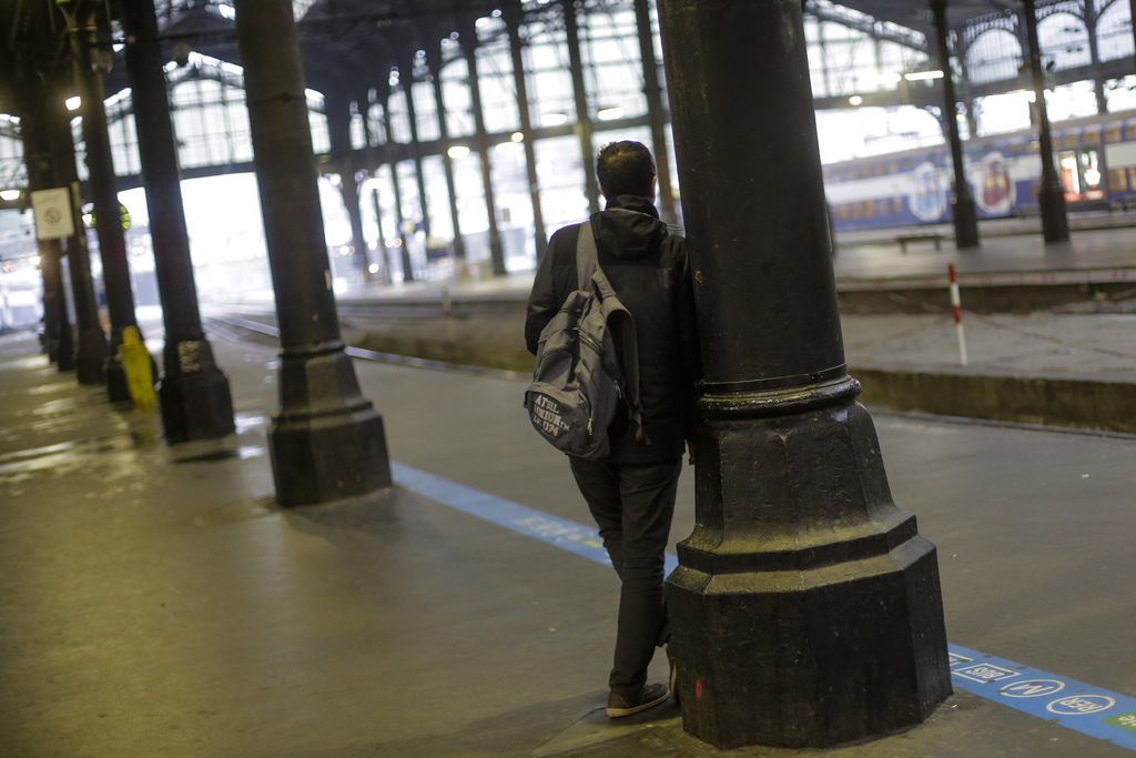 Cet homme attend désespérément un train à la gare de Saint Lazare,  à Paris.