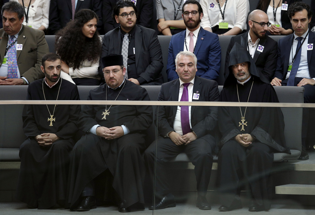Des représentants de l'Eglise chrétienne d'Arménie ont assisté à ce vote historique.