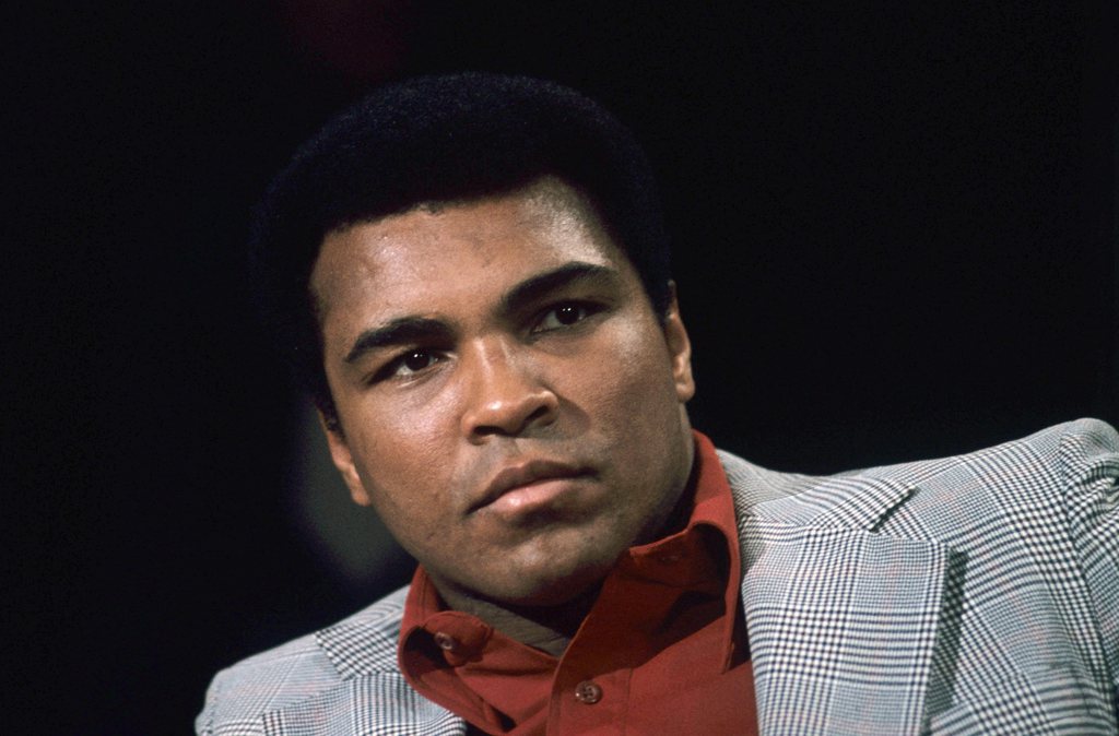 Les hommages affluent du monde sportif pour saluer la légende Mohamed Ali (ici en 1975).