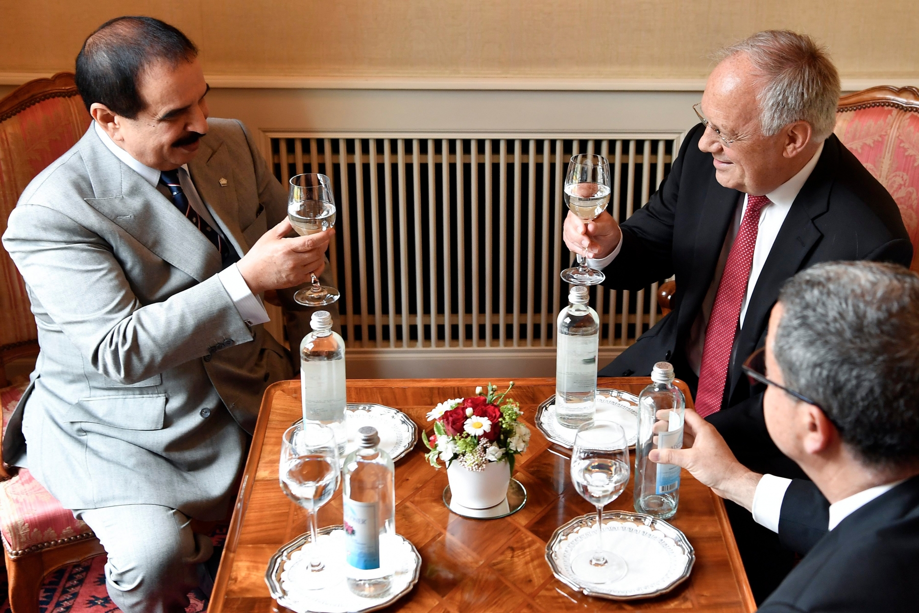 Hamad Bin Isa Al Khalifa, King of Bahrain, left, is welcomed by Johann N. Schneider-Ammann, President of the Swiss Confederation, at the Lohn Residence in Bern, Switzerland, on Thursday, 12 May, 2016. Hamad Bin Isa Al Khalifa is on an official working visit. (KEYSTONE/Peter Schneider) SWITZERLAND VISIT KING BAHRAIN