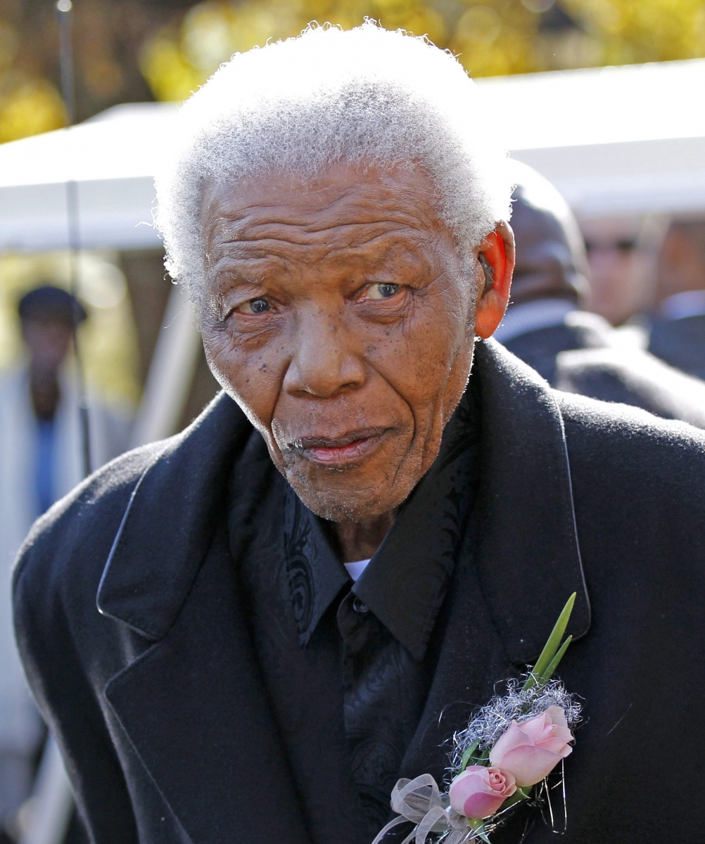 ZUM 95. GEBURTSTAG DES ANTI-APARTHEID-KAEMPFERS UND EHEMALIGEN PRAESIDENTEN SUEDAFRIKAS, NELSON MANDELA, AM DONNERSTAG, 18. JULI 2013, STELLEN WIR IHNEN FOLGENDES BILDMATERIAL ZUR VERFUEGUNG ñ Former South African President, Nelson Mandela  leaves after attending the memorial for Nelson Mandela's grand daughter, Zenani Mandela, at the St. Stithians College, Johannesburg, South Africa, 17 June 2010. 13 year old Zenani Mandela died in a car crash after leaving the FIFA World Cup Soccer World Cup concert.  (KEYSTONE/EPA/SIPHIWE SIBEKO) SUEDAFRIKA NELSON MANDELA