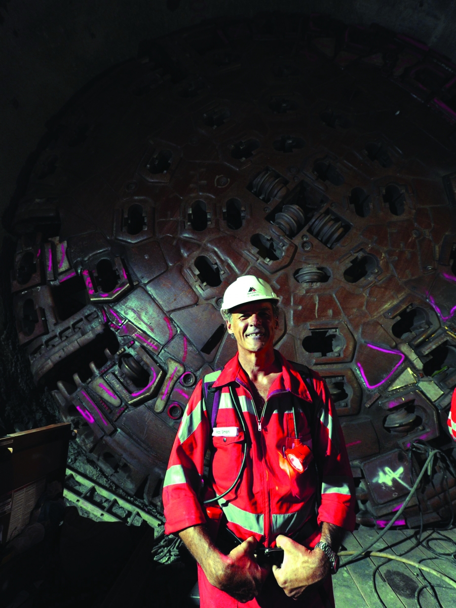 Renzo Simoni, Vorsitzender der Geschaeftsleitung der Alptransit AG, posiert vor dem Bohrkopf der Tunnelbohrmaschine mit einem Durchmesser von 9,4 Metern, welche sich im Alptransit Basistunnel zwischen Faido und Sedrun circa 2000 Meter unter der Erde voran arbeitet, am Montag 9. August 2010. Bis nach Sedrun verbleiben noch 815 Meter. (KEYSTONE/Karl Mathis) SCHWEIZ GOTTHARD BAISITUNNEL FAIDO