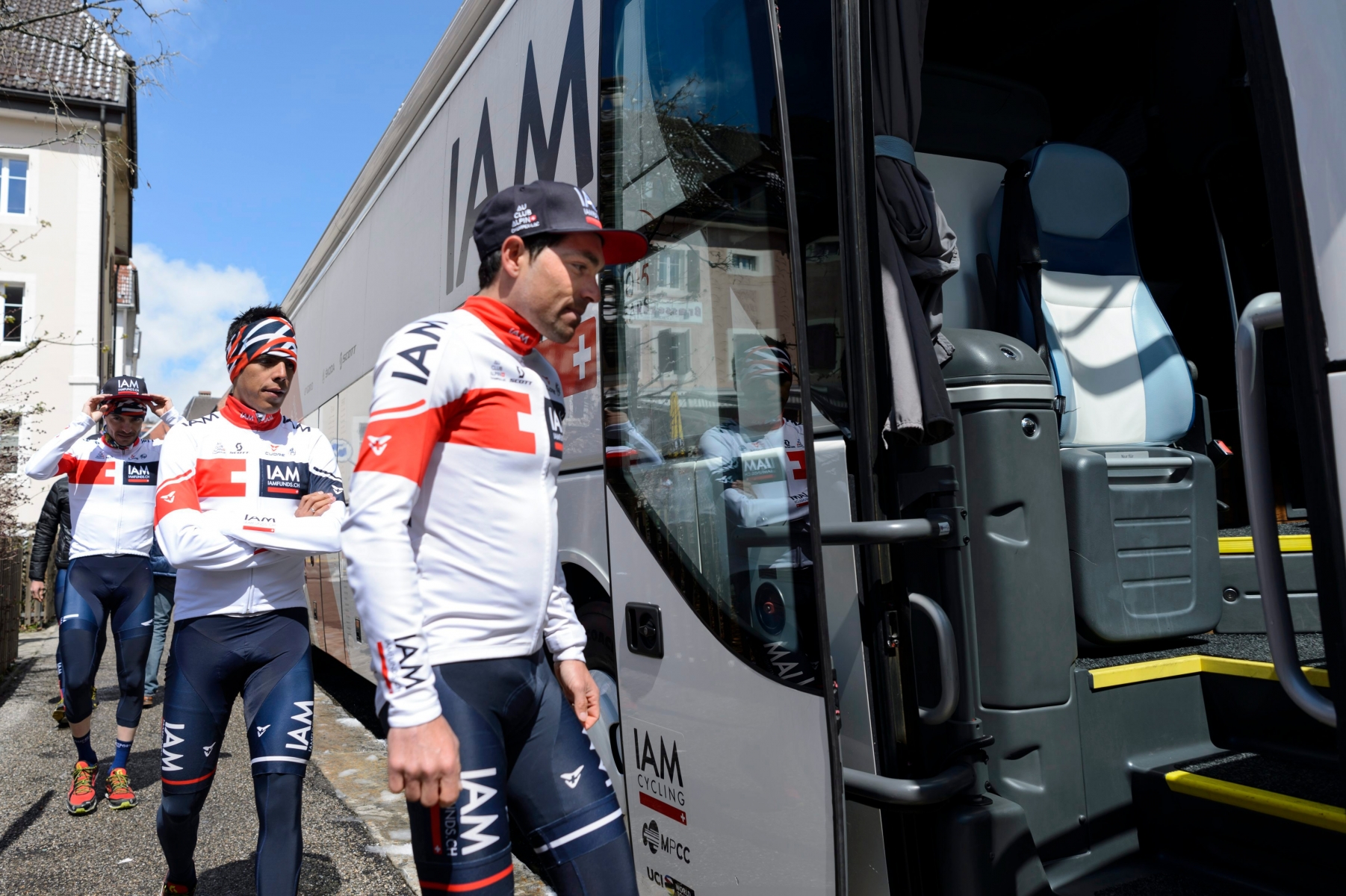 Swiss rider Oliver Zaugg, center, of team IAM Cycling, enters the team bus with teamates to go to the start of the first stage, a 100.5 km race between Mathod and Moudon during the 70th Tour de Romandie UCI ProTour cycling race in La Chaux-de-Fonds, Switzerland, Wednesday, April 27, 2016. (KEYSTONE/Jean-Christophe Bott) SWITZERLAND CYCLING TOUR DE ROMANDIE 2016