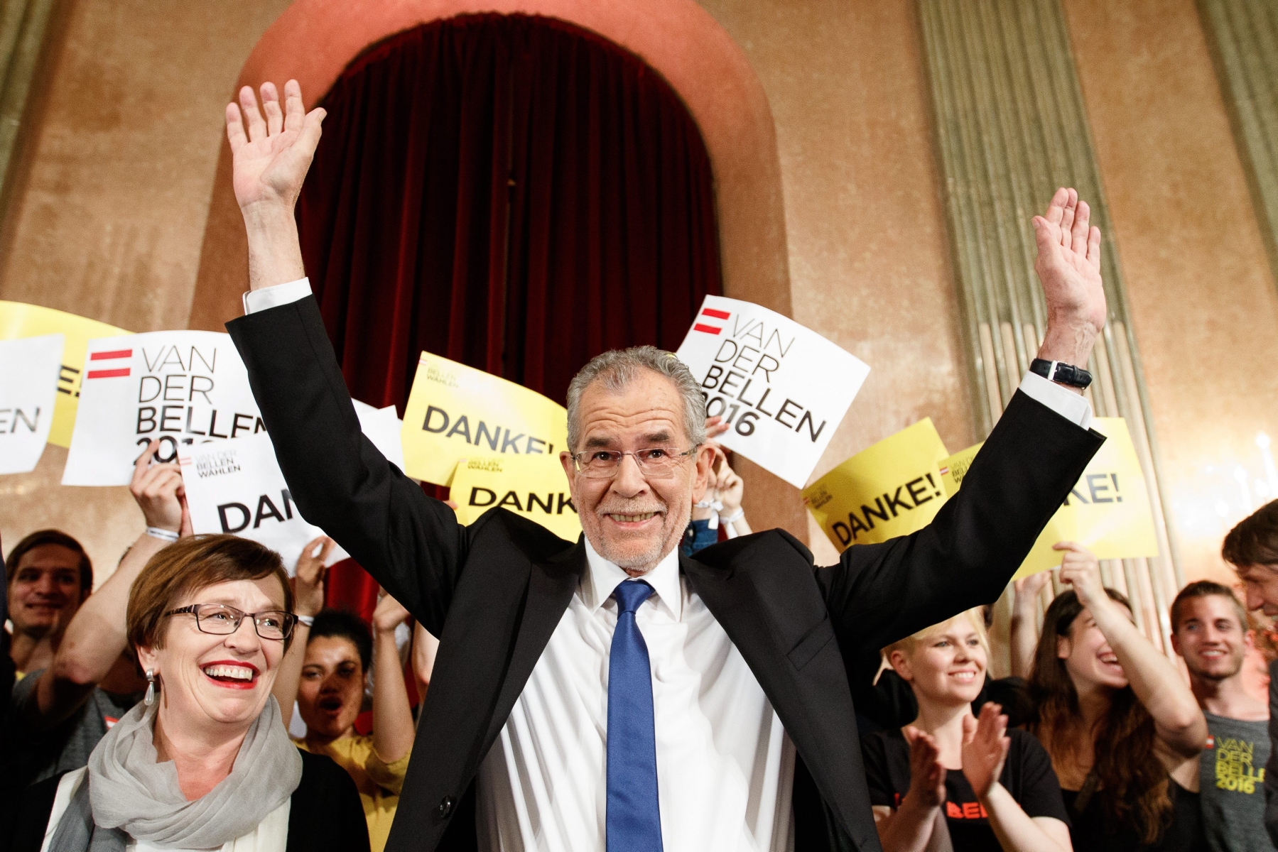 epa05325280 (FILE) A file picture dated 22 May 2016 shows then presidential candidate Alexander Van der Bellen (C), waving to supporters at the Palais Auersperg after the Austrian presidential elections run off in Vienna, Austria, 22 May 2016. Van der Bellen's opponent Norbert Hofer on 23 May 2016 conceded his defeat in the presidential elections run-off.  EPA/FLORIAN WIESER *** Local Caption *** 52775370 FILE AUSTRIA PRESIDENTIAL ELECTIONS