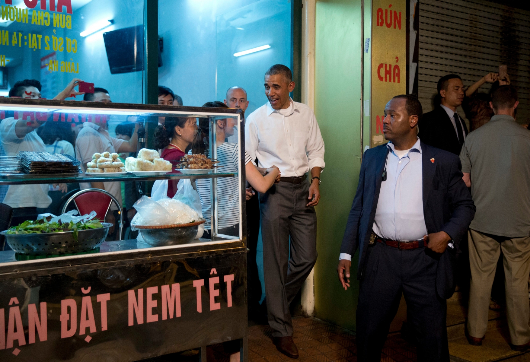 President Barack Obama greets people at the door as he walks from the Bún ch? Huong Liên restaurant after having dinner with American Chef Anthony Bourdain, Monday, May 23, 2016, in Hanoi, Vietnam. (AP Photo/Carolyn Kaster) Obama Vietnam