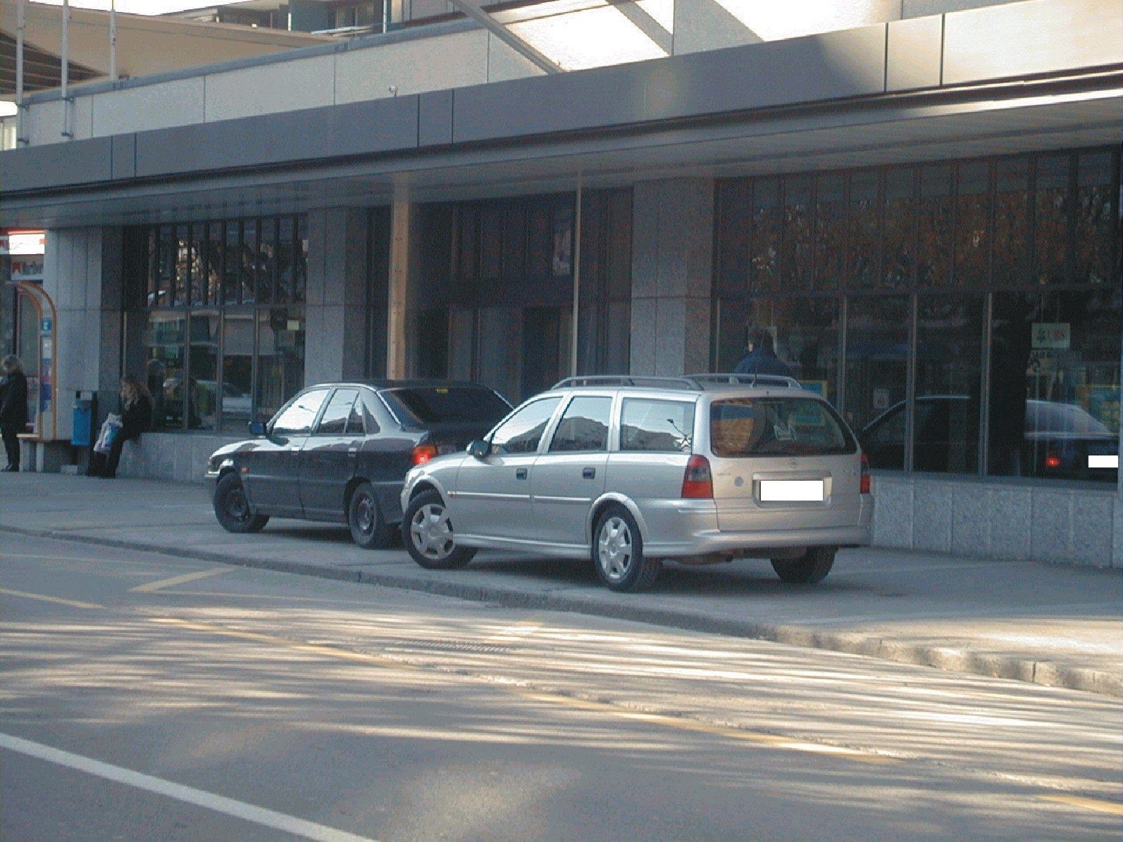 La police, lasse de l'irrespect des automobilistes,  va sevir contre le parcage intempestif sur les trottoirs, les arrets de bus. 

Ici sur l'avenue Leopold-Robert a La Chaux-de-Fonds.





photo sp, novembre 2001   STATIONNEMENT