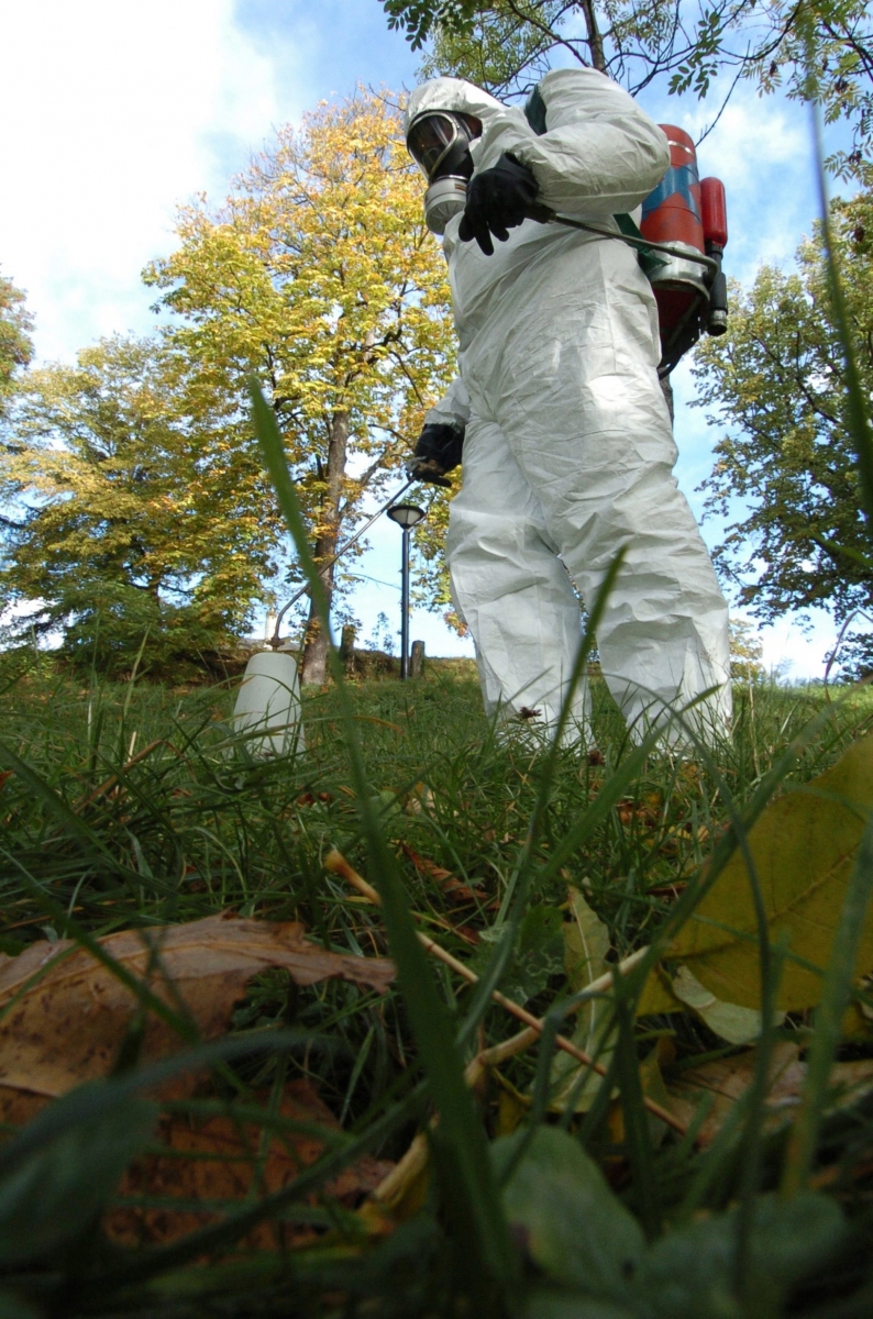 Campagne du Service des parcs et promenades de la ville de Nuechatel,  pour recuperer les herbicides utilises par les particuliers



Neuchatel, le 18 octobre 2004

Photo: David Marchon SERVICE DES PARCS ET PROMENADES