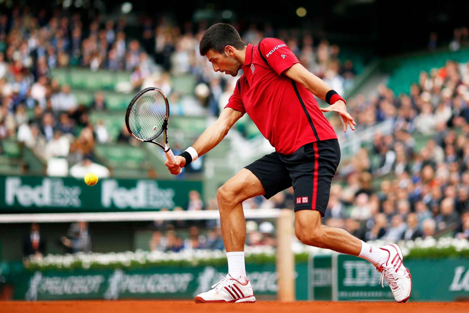 epa05326859 Novak Djokovic of Serbia in action against Yen-Hsun Lu of Taiwan during their men's single first round match at the French Open tennis tournament at Roland Garros in Paris, France, 24 May 2016.  EPA/YOAN VALAT FRANCE TENNIS FRENCH OPEN 2016 GRAND SLAM