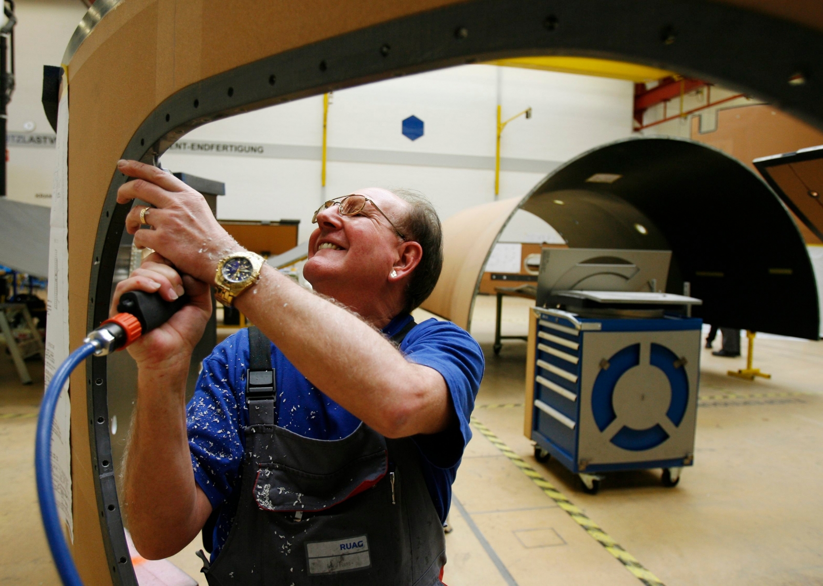 Ein Arbeiter des Ruestungs- und Technologiekonzerns Ruag geht seiner Arbeit nach, am Donnerstag, 25. Maerz 2010, in Zuerich. Die Ruag musste 2009 massive Abschreibungen 2009 vornehmen. Ein Stellenabbau wird nicht ausgeschlossen. (KEYSTONE/Steffen Schmidt) SCHWEIZ RUAG BILANZ